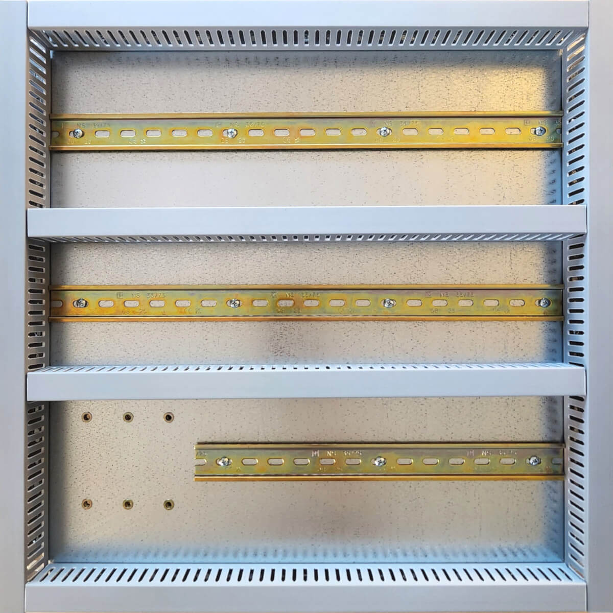 Photo of finished mounting plate